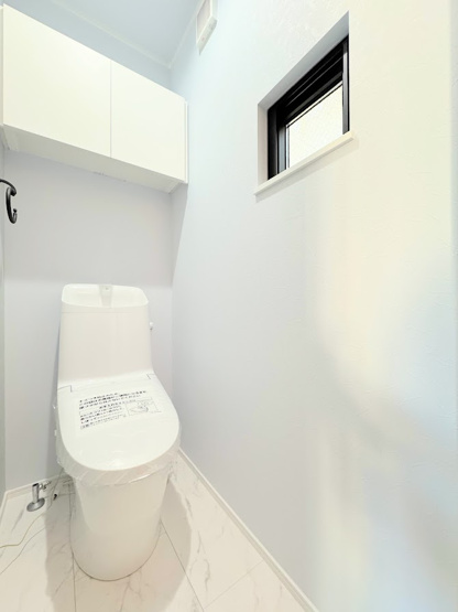 【トイレ】 | 綱島東５丁目　新築一戸建て | ◆清潔感のある白を基調とした落ち着ける空間。小窓をもうけていますので、こもりやすい空気の入れ替えも簡単に行えますね！