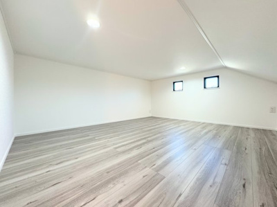 【その他】 | 綱島東５丁目　新築一戸建て | ◆勾配天井を生かしたロフトスペースを完備。季節用品や捨てられないご家族の思い出もしっかりと収納できます。居室空間を邪魔しないスペースなので、多趣味で荷物の多いご家族にピッタリ。