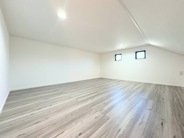 【その他】 | 綱島東５丁目　新築一戸建て | ◆勾配天井を生かしたロフトスペースを完備。季節用品や捨てられないご家族の思い出もしっかりと収納できます。居室空間を邪魔しないスペースなので、多趣味で荷物の多いご家族にピッタリ。