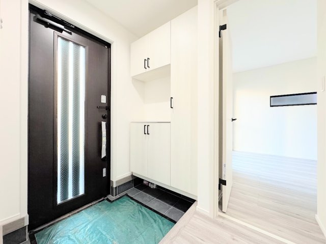 【玄関】 | 綱島東５丁目　新築一戸建て | ◆光の渦が溢れた明るい玄関ホール。「おかえり」と「ただいま」が交差するお家の顔とも言える場所は爽やかで心地良い空間となっています。すっきり片付いた玄関で来客時にも自信が持てそう。