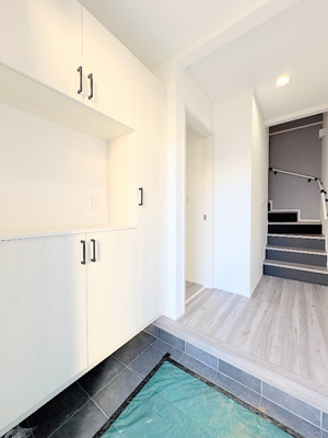 【玄関】 | 綱島東５丁目　新築一戸建て | ◆明るい玄関です！散らかりやすい玄関もスッキリする大容量のシューズボックス付き。