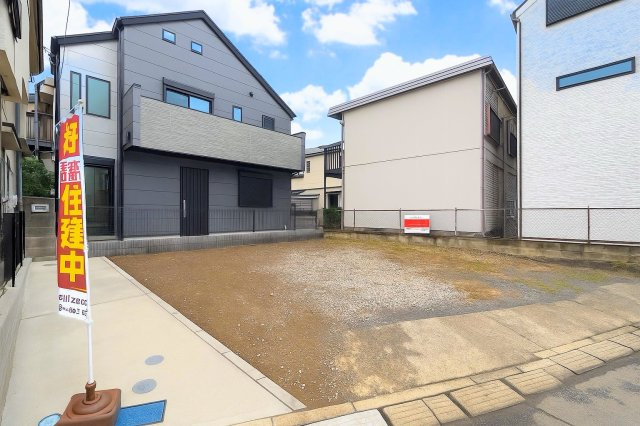 【外観】 | 綱島東５丁目　新築一戸建て | ◆落ち着いたカラーと洗練された外観が魅力の新築住宅。駐車スペースも確保され、暮らしやすさを実感できます。(画像は加工しています)