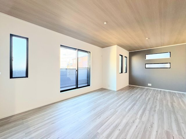 【居間・リビング】 | 綱島東５丁目　新築一戸建て | ◆一家だんらんのスペースとなるＬＤＫ。窓から明るい光が差し込み、思わず家族の会話も弾む快適な空間。