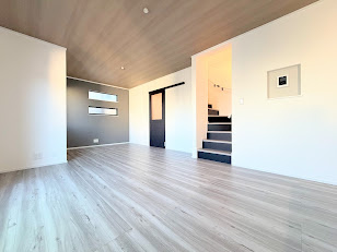 【居間・リビング】 | 綱島東５丁目　新築一戸建て | ◆リビングは一日中太陽の光が射し込みます。家族が集まる空間は、自然と笑顔が溢れます！