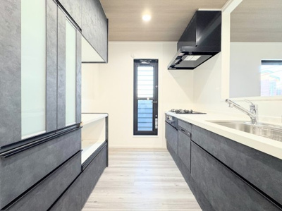 【キッチン】 | 綱島東５丁目　新築一戸建て | ◆キッチンからダイニングやリビングが見渡せるキッチン。料理をしながら家族とコミュニケーションをとれるだけでなく、大きな開放感も得られることができます。