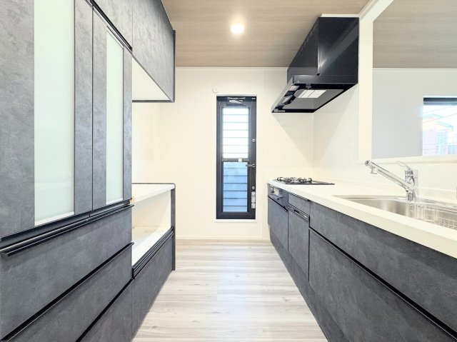 【キッチン】 | 綱島東５丁目　新築一戸建て | ◆キッチンからダイニングやリビングが見渡せるキッチン。料理をしながら家族とコミュニケーションをとれるだけでなく、大きな開放感も得られることができます。