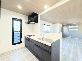 【キッチン】 | 綱島東５丁目　新築一戸建て | ◆デザイン性と機能性を兼ね備えたキッチンです。リビングスペースとの一体感が生まれ、広々空間を演出してくれます。