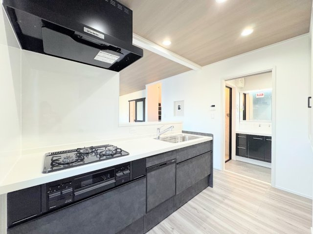 【キッチン】 | 綱島東５丁目　新築一戸建て | ◆長い時間滞在するキッチンだからこそ、食事の準備を楽しい時間に、忙しい時でもスムーズに無駄なく作業できる、お手入れも簡単にできるなど、毎日を楽しくするキッチンスペースに仕上げました。