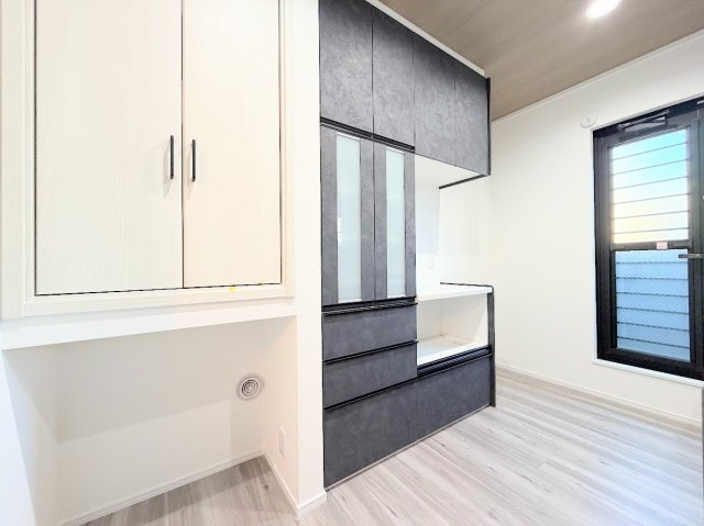 【キッチン】 | 綱島東５丁目　新築一戸建て | ◆散らかりやすいキッチン周りには嬉しい収納棚。常に整理整頓を意識しなくてもキレイを保てます。