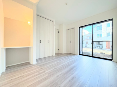 【洋室】 | 綱島東５丁目　新築一戸建て | ◆気持ちの良い風が室内へ入り込む居室。家具を配置しても広々ご利用いただけます！！