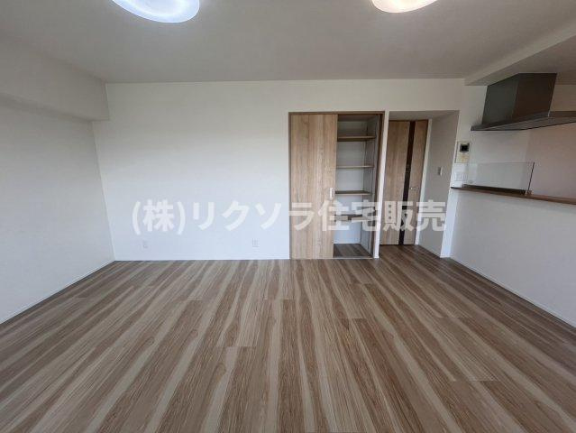 ルネ枚方の居間・リビング|LDK17.0帖
■物件内覧・資金計画相談・住宅ローン相談、リフォーム相談、お問合せ受付中■
※当日・翌日のご内覧、ご相談はお電話でのお問合せがスムーズです！