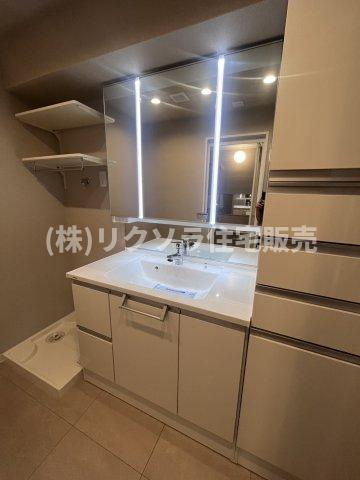 ルネ枚方の独立洗面台|三面鏡付き独立洗面台　棚付き
■物件内覧・資金計画相談・住宅ローン相談、リフォーム相談、お問合せ受付中■
※当日・翌日のご内覧、ご相談はお電話でのお問合せがスムーズです！