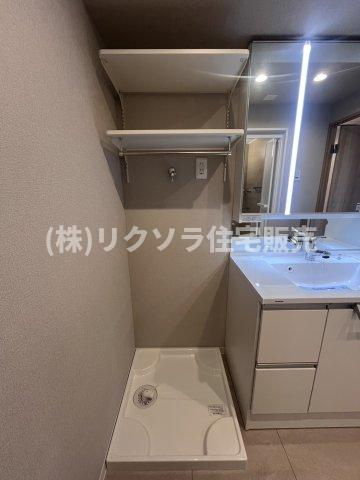 ルネ枚方のランドリースペース|可動棚付き　ドラム式も設置可能
■物件内覧・資金計画相談・住宅ローン相談、リフォーム相談、お問合せ受付中■
※当日・翌日のご内覧、ご相談はお電話でのお問合せがスムーズです！