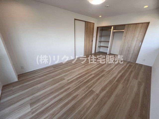 ルネ枚方の寝室|洋室9.6帖
■物件内覧・資金計画相談・住宅ローン相談、リフォーム相談、お問合せ受付中■
※当日・翌日のご内覧、ご相談はお電話でのお問合せがスムーズです！