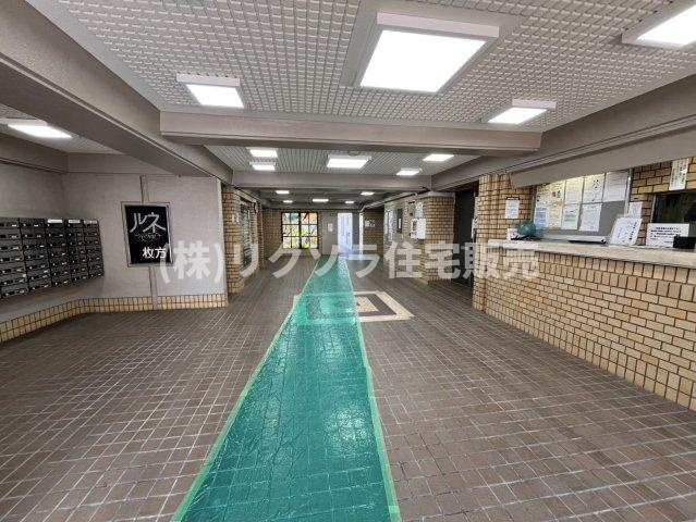 ルネ枚方のエントランス|エントランス内部　受付
■物件内覧・資金計画相談・住宅ローン相談、リフォーム相談、お問合せ受付中■
※当日・翌日のご内覧、ご相談はお電話でのお問合せがスムーズです！