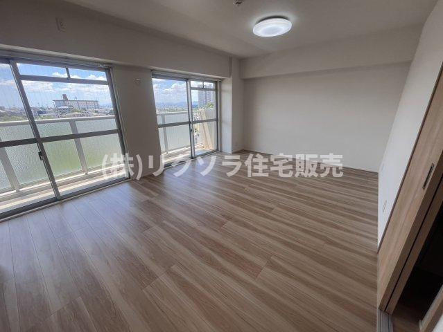 ルネ枚方の居間・リビング|LDK17.0帖
■物件内覧・資金計画相談・住宅ローン相談、リフォーム相談、お問合せ受付中■
※当日・翌日のご内覧、ご相談はお電話でのお問合せがスムーズです！