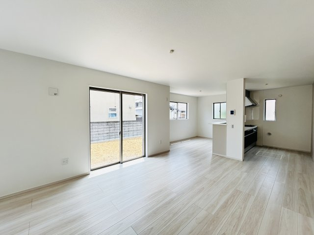 【居間・リビング】 | 新築　伊勢崎市長沼町13期　１号棟 | 現地写真　24.5帖の広々リビングはご家族みんなでゆったりくつろげます♪
