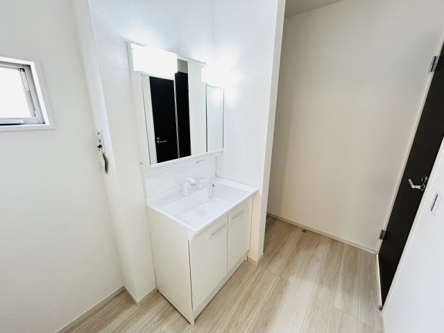 【独立洗面台】 | 新築　伊勢崎市長沼町13期　１号棟 | 現地写真　シャワー付きの洗面台は忙しい朝でも身支度を整えるのにとても便利◎
