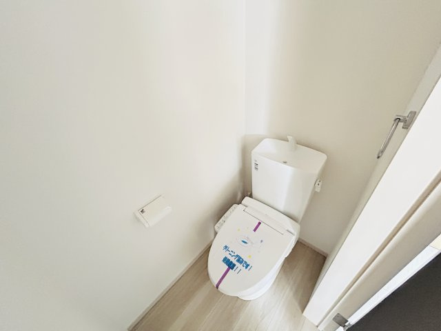 【トイレ】 | 新築　伊勢崎市長沼町13期　１号棟 | 現地写真　節水タイプのウォシュレット付きトイレ、水道料節約に一役買います！

