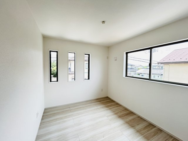 【洋室】 | 新築　伊勢崎市長沼町13期　１号棟 | 現地写真　日当たりと風通しの良い二面採光♪
