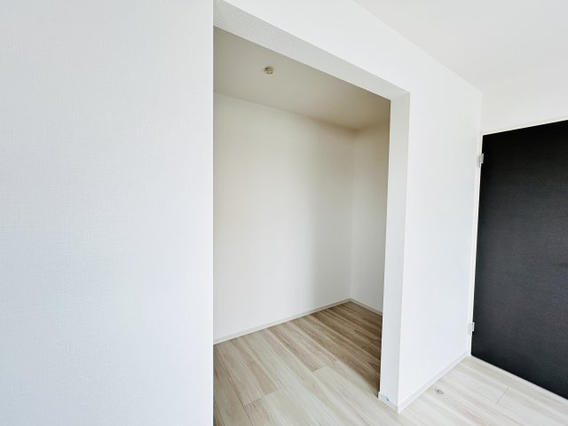 【収納】 | 新築　伊勢崎市長沼町13期　１号棟 | 現地写真　主寝室の大型のウォークインクローゼットは収納ラクラク、お部屋スッキリ♪							
						
						

