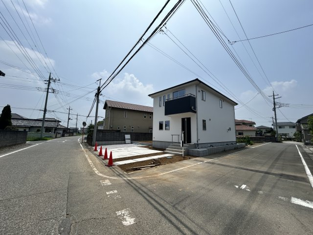 新築　伊勢崎市長沼町13期　１号棟の前面道路含む現地写真|現地写真　北側接道幅員約6ｍ　東側接道幅員約6.7	