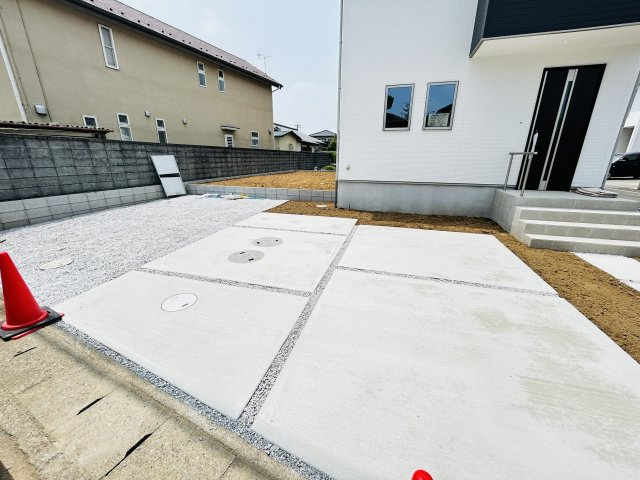 【駐車場】 | 新築　伊勢崎市長沼町13期　１号棟 | 現地写真　駐車スペースは並列3台分可能です！
