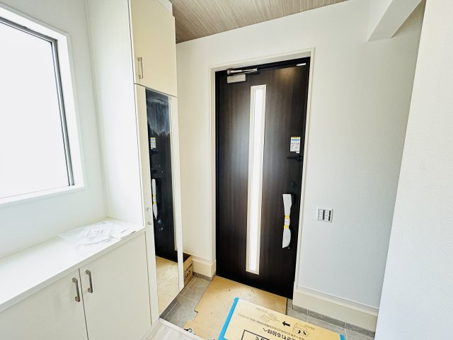 【玄関】 | 新築　伊勢崎市長沼町13期　１号棟 | 現地写真　シューズインクロークと下駄箱があり、かなりの収納量が期待できます！						


