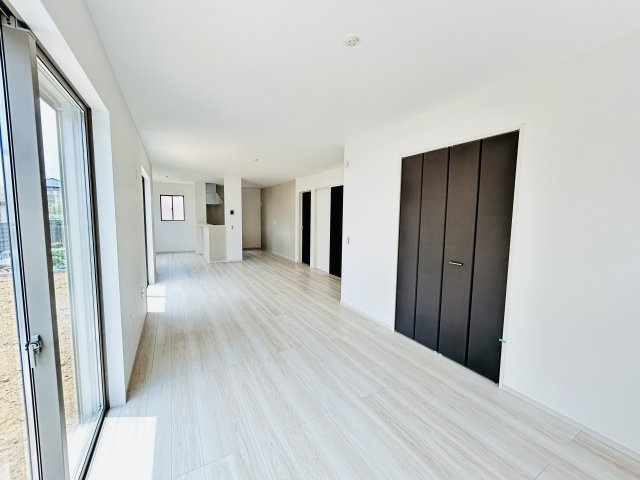 【居間・リビング】 | 新築　伊勢崎市長沼町13期　１号棟 | 現地写真　家族の会話が弾む対面キッチン。お子様の様子も確認できて安心ですね。							

