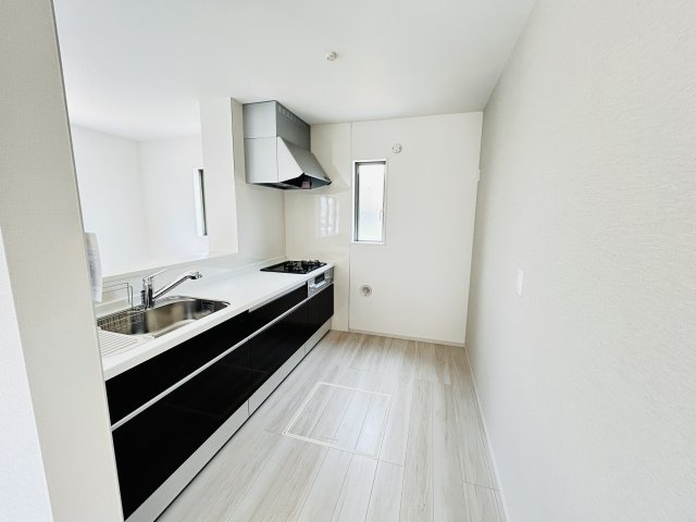 【キッチン】 | 新築　伊勢崎市長沼町13期　１号棟 | 現地写真　間口2550ｍｍで作業スペースも広々！換気扇も汚れが付きにくくお掃除がし易い設計です♪
