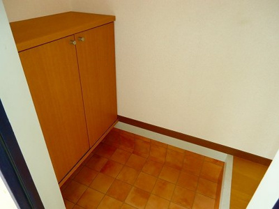 【玄関】 | フラッツネオシティー | 収納もある玄関です