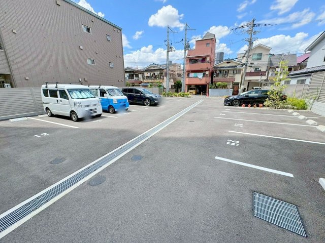 プレサンス東三国エンブレイスの駐車場