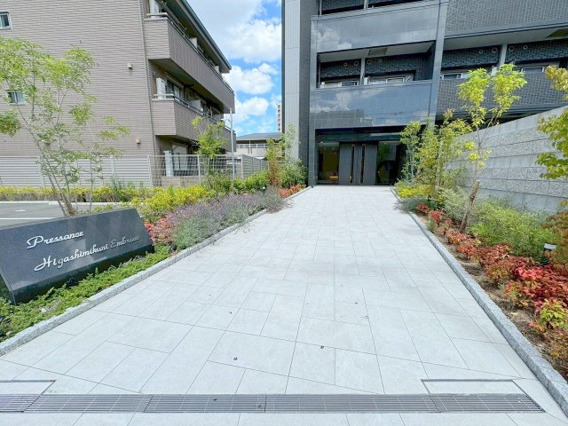 プレサンス東三国エンブレイスのエントランス