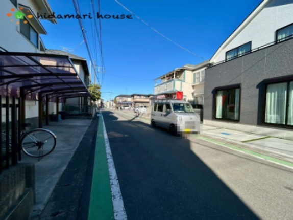 西区指扇775番　新築戸建　ハートフルタウンAの前面道路含む現地写真