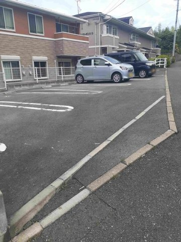 サファイアンエレガンスＤの駐車場