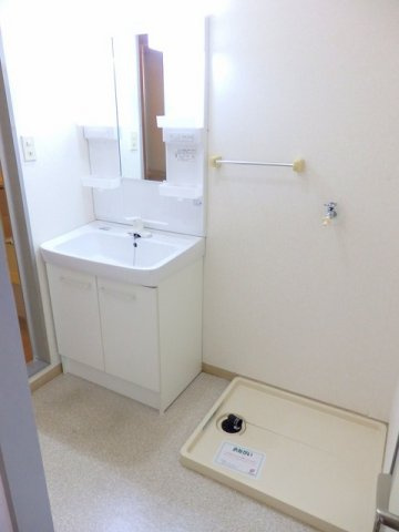 ニューシティ松田の洗面所|明るい洗面所です