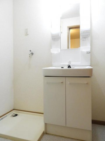 ニュークレストール光ケ丘の洗面所|明るい洗面所です