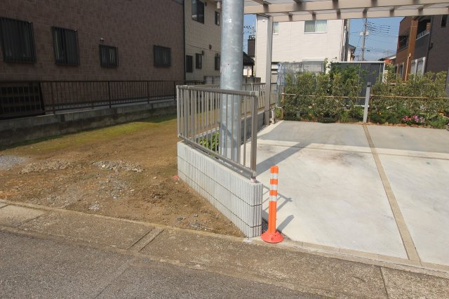 小山市駅南町3丁目の外観|北側との境界部分（2025年7月撮影）