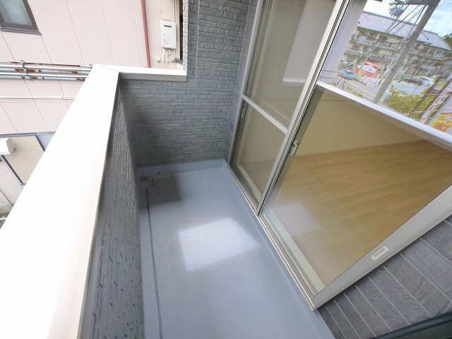 クレストールⅠのバルコニー|暖かな日差しのふりそそぐバルコニー