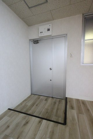 第二中沼ビル（事務所）の玄関