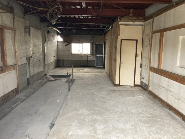 浮野町９店舗付住居の内装|1階店舗部分　スケルトン