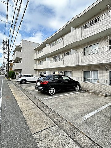 プレステージ社が丘の駐車場|車をお持ちの方に嬉しい駐車場付きの物件です