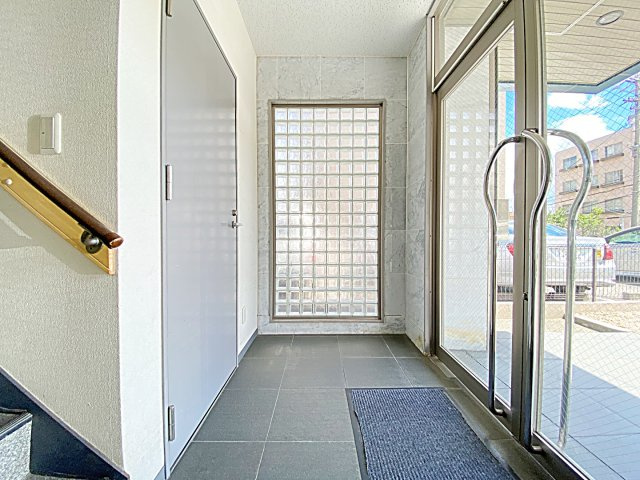 クレストビルのエントランス|毎日通るエントランスはこのようになっています