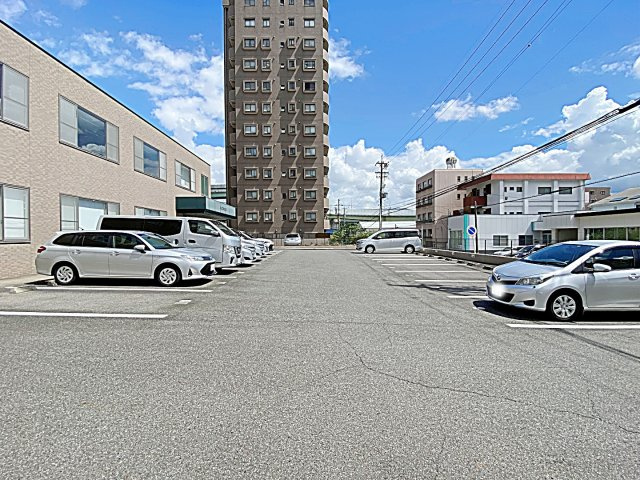 クレストビルの駐車場