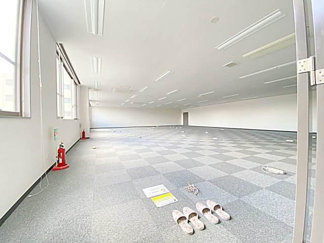 クレストビルの玄関|収納もある玄関です