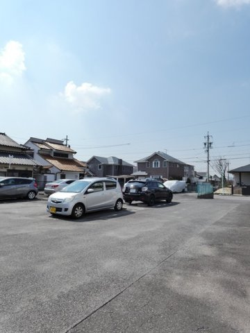 メルローズ２号館の駐車場|駐車場があるので、車を買う予定の方も安心です
