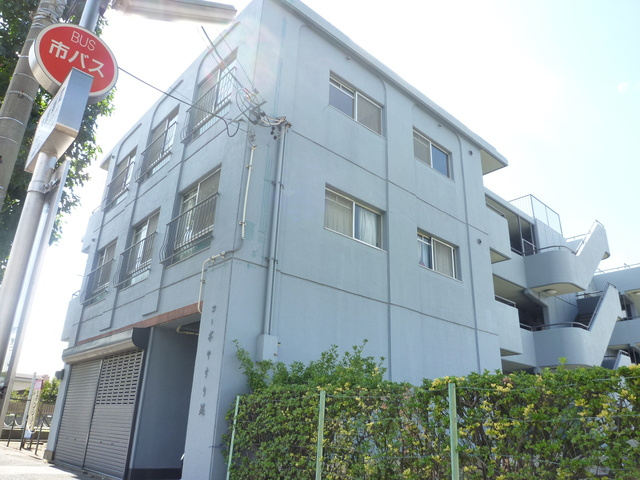 コーポやすり苑のエントランス|ゆとりのあるエントランスです