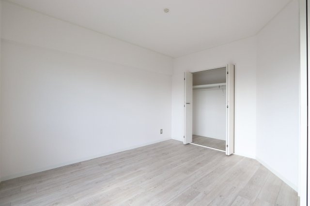 高杉ハイツ丹羽の寝室|広くて明るい寝室