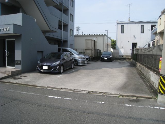 第６グランドハイツ服部の駐車場|駐車場があるので、車を買う予定の方も安心です