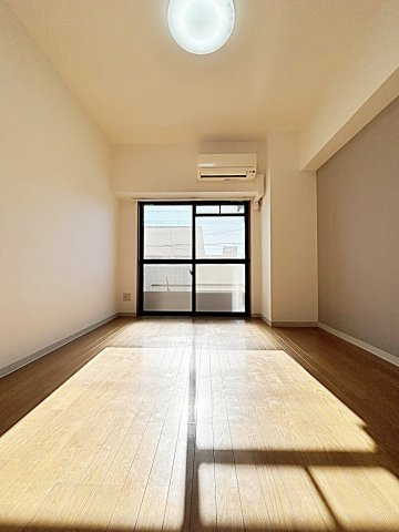 ソレイユ東海通の居間・リビング|同間取り別部屋の画像です